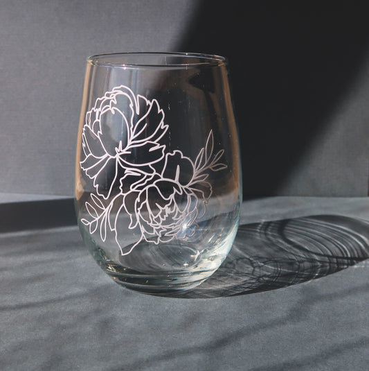 Clear Stemless Wine Glass, Floral Blossom. Holiday gift idea for any wine lover. Cheers! #wineglasses #winedrinker #designerwineglasses #cocktaildrink #drinkware #tablesetting #drinks #cocktailglasses #redwine #whitewine #stemlesswineglasses